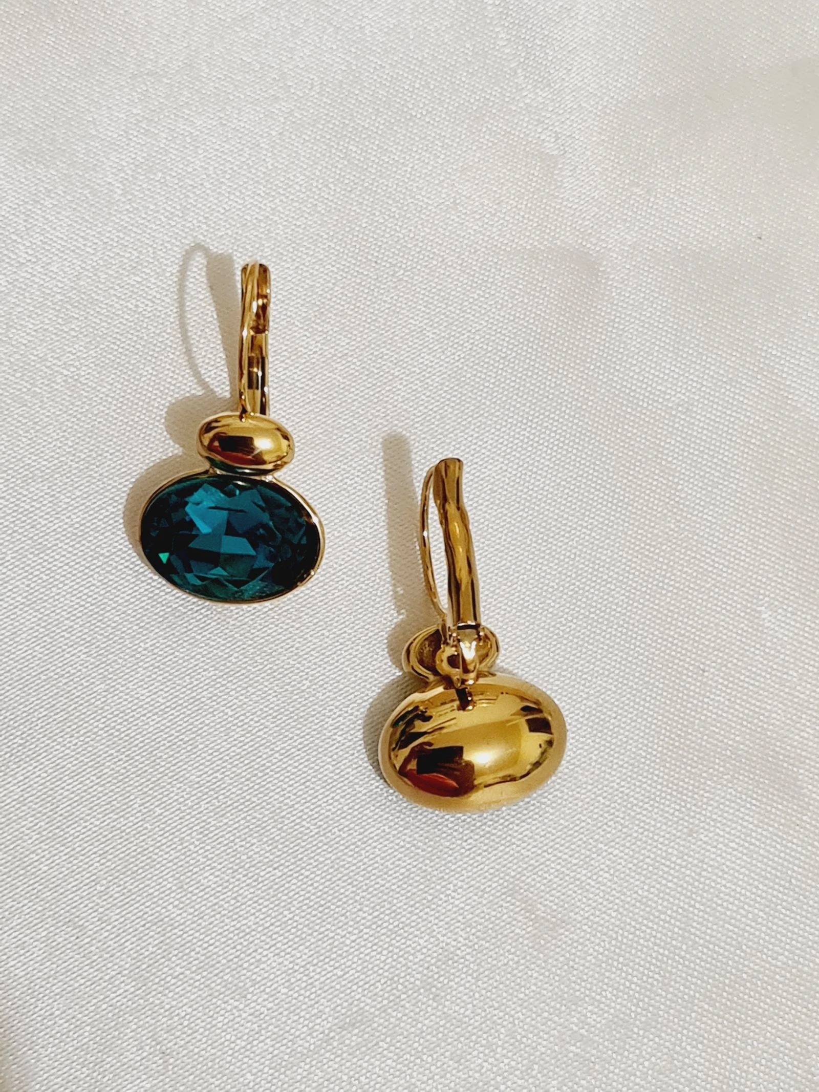 Boucles d'oreilles dorées cristaux verts émeraude  – photo 4